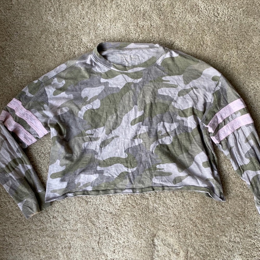 Long Sleeve Cropped Camo Shirt w Pink Band Details